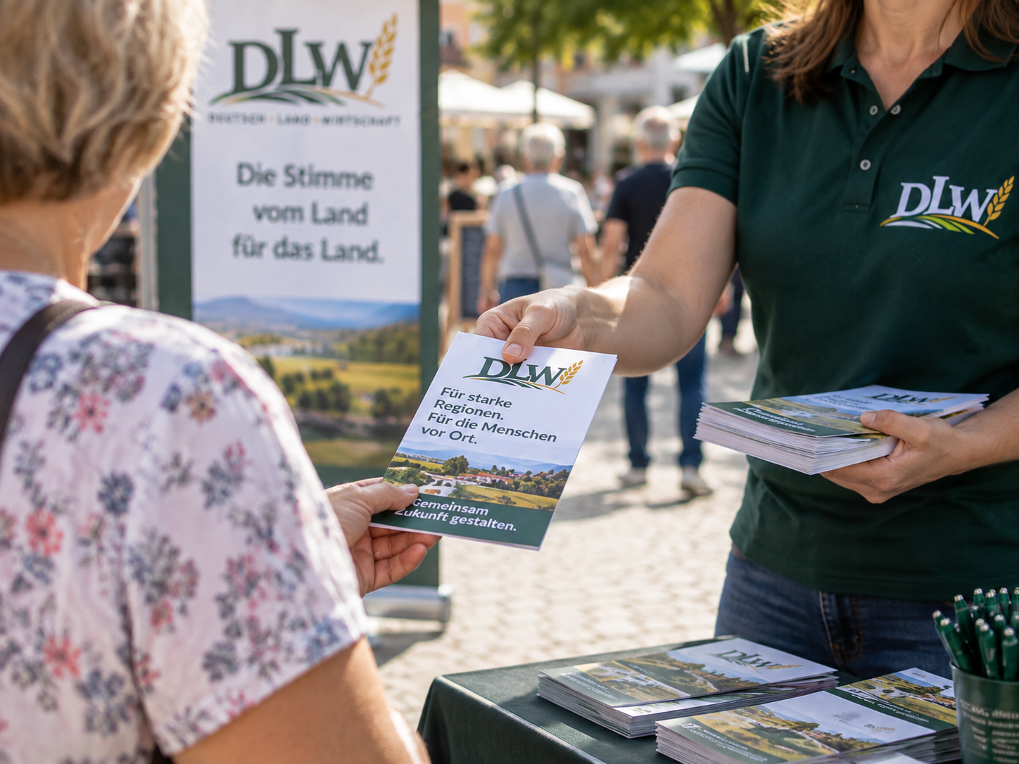 Informationsmaterial und Flyer werden verteilt